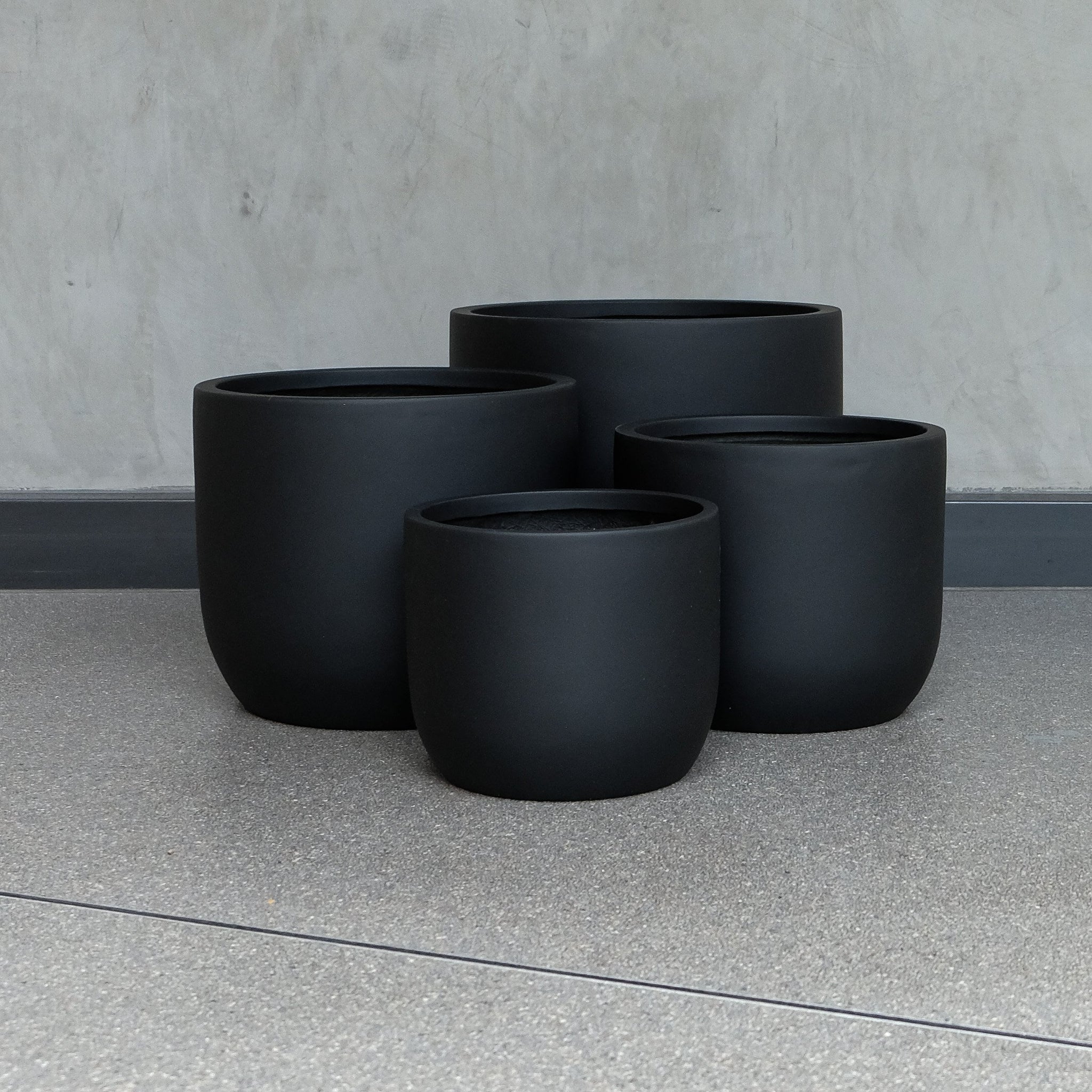 Mackenzie Fibreglass Pot Black